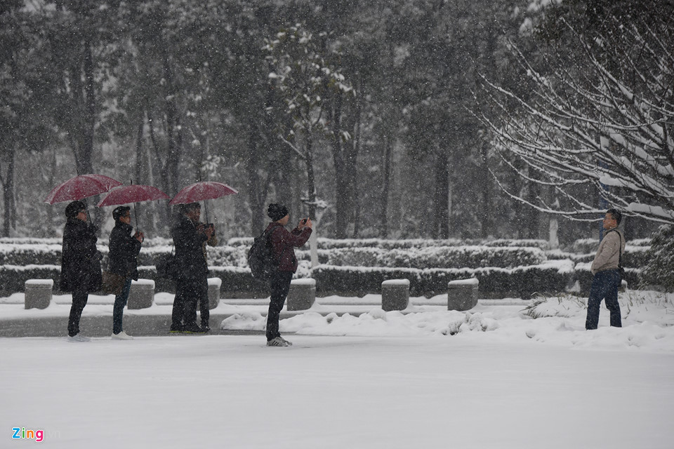 Hàng nghìn ôtô ở Thường Châu bị tuyết phủ nhiều ngày